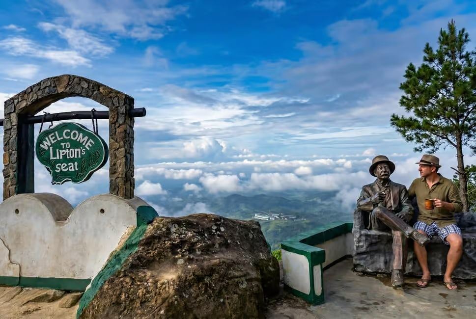 The Welcome to Lipton's Seat sign and the statue of Thomas Lipton, above a sea of clouds over the hills near Haputale