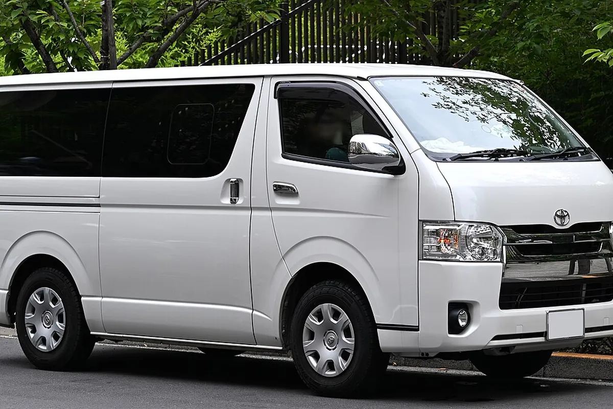 A Toyota HiAce (KDH) Flat Roof